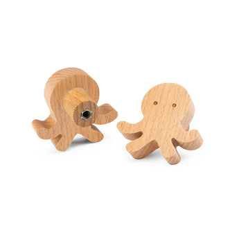 Le Bambino Octopus de yessential.fr présente deux formes de poulpe en bois avec des yeux gravés ; l'un tient debout avec un insert à vis visible, idéal comme bouton de meuble en bois ou bouton de porte pour la chambre des enfants.