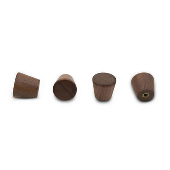 Quatre petits boutons cylindriques en noyer Salgado de yessential.fr, en bois de noyer massif, sont alignés sur un fond blanc. Un bouton en forme de cône révèle un insert fileté en laiton.