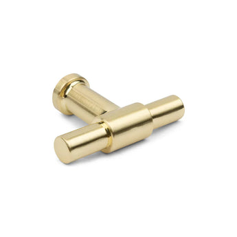Le Cordero Gold de yessential.fr est un bouton de cuisine ou de porte en T de couleur dorée, avec un design cylindrique élégant et une finition brossée lisse - un ajout élégant à la collection de boutons de meubles Cordero.