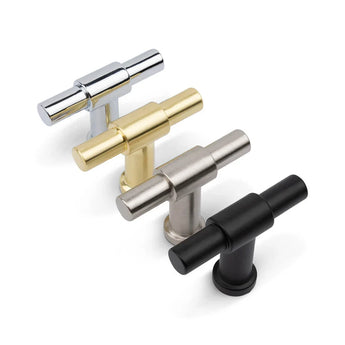 Quatre boutons de meuble Cordero Gold de yessential.fr, de style cuisine chrome, or, nickel brossé et noir mat, sont placés en diagonale sur un fond blanc.