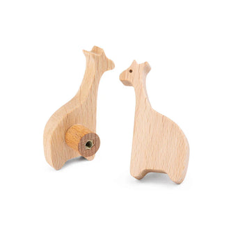 Le Bambino Giraffe de yessential.fr est doté de deux crochets en bois en forme de girafe avec une finition lisse et naturelle - idéal comme bouton de meuble girafe en bois ou bouton de meuble de chambre d'enfant unique, ajoutant un charme ludique à n'importe quelle chambre d'enfant.
