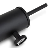Un gros plan de l'ensemble de WC Cosimo Black de yessential.fr montre le support cylindrique élégant, le manche de brosse assorti et le couvercle rond ventilé - un ajout élégant à tous les accessoires de salle de bain.