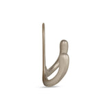 Le Pagano Taupe de yessential.fr est une patère minimaliste et fonctionnelle au design lisse et incurvé, vue de côté sur un fond blanc.