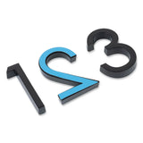 Trois numéros de maison modernes de la marque yessential.fr sont représentés : deux numéros adhésifs noirs Silvio Black 60mm (1 et 3) se trouvent à côté d'un 2 bleu avec un contour noir, toutes les plaques sur fond blanc.