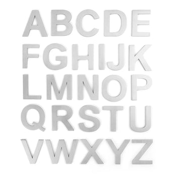 Les lettres majuscules métalliques Animo de 5 cm (sans perçage) en acier inoxydable de yessential.fr se présentent sur cinq rangées sur un fond blanc, avec un design moderne et élégant en acier inoxydable - parfaites comme numéros de maison autocollants.