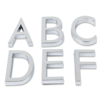 Six lettres majuscules 3D chromées de 60 mm - A, B, C, D, E et F - de la série Silvio Chrome de yessential.fr sont disposées en deux rangées sur un fond blanc et ressemblent à des chiffres collants avec une couche adhésive.