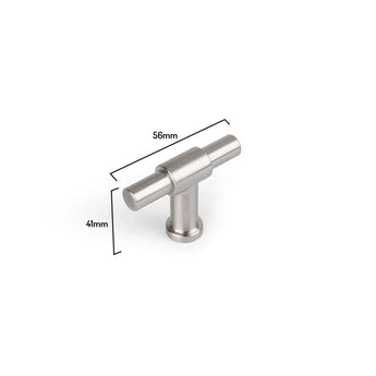 Le bouton Cordero en acier inoxydable de yessential.fr est un bouton de meuble en forme de T en métal brossé de 56 mm de large et 41 mm de haut, sur un fond blanc élégant.