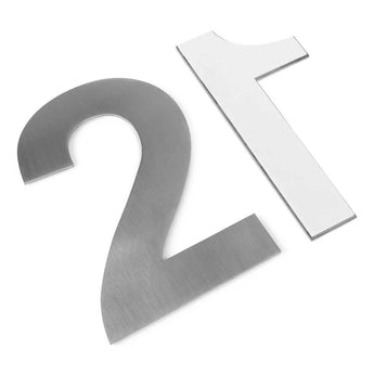 Le numéro de maison Animo en acier inoxydable 15 cm (sans perçage) de yessential.fr possède un grand chiffre 2 en métal et un chiffre 1 blanc sur fond blanc, placés dans un angle - idéal pour numéroter avec style votre porte d'entrée.