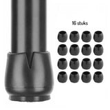 Gros plan d'un embout de pied de chaise Paco Set noir Ø 25-29 mm de yessential.fr fixé à un pied, avec 16 embouts similaires dans une grille 4x4 sur la droite. Avec feutre anti-rayures pour la protection du sol. « 16 pièces » est écrit au-dessus des majuscules.