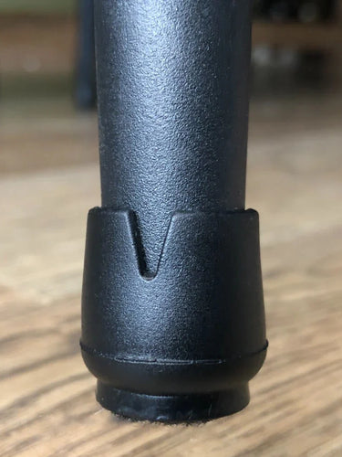 Grand plan pour le meuble noir avec une hotte anti-rayons Paco Set yessential.fr Ø 12-16 mm et socle, positionné sur un parquet et bois.
