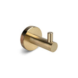 L'ensemble de toilettes Lorenzo Gold de yessential.fr comprend un seul crochet mural doré avec une base ronde et une cheville cylindrique, parfait pour embellir vos accessoires de salle de bain. Présenté sur un fond blanc uni.