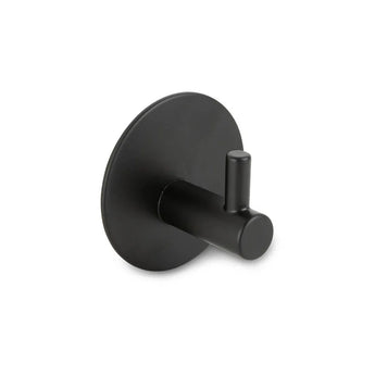 L'Ensemble de Toilette Juano Noir (sans perçage) de yessential.fr est un crochet mural en métal noir avec une base ronde et un clip cylindrique, idéal pour y déposer des serviettes ou des manteaux. Fait partie d'une collection d'accessoires de toilette noir mat. Installé sans perçage sur une surface blanche unie.