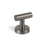 L'ensemble de toilettes Nando Gunmetal de yessential.fr comprend une fresque murale en crochet en forme de T et en métal brossé avec un grand cylindrique sur une base ronde - idéal pour moderniser la salle de bain. Représenté sur un fond blanc uni.