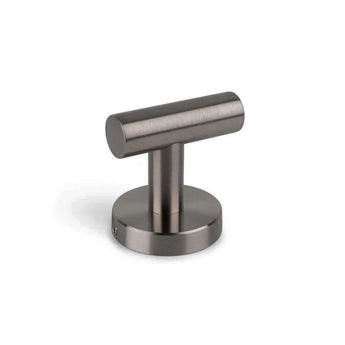 L'ensemble de toilettes Nando Gunmetal de yessential.fr comprend une fresque murale en crochet en forme de T et en métal brossé avec un grand cylindrique sur une base ronde - idéal pour moderniser la salle de bain. Représenté sur un fond blanc uni.