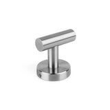 L'ensemble de toilettes Ferro en acier inoxydable de yessential.fr comprend un crochet mural en acier inoxydable brossé avec une tige cylindrique sur une base ronde - parfait pour accrocher des objets et compléter vos accessoires de salle de bain ou de toilette en acier inoxydable.