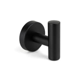 L'ensemble de toilette noir Nando de yessential.fr comprend un crochet mural en métal avec une base ronde et une cheville cylindrique, idéal pour des accessoires complets pour la salle de bain ou un ensemble d'accessoires de toilette noir assorti.