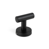 L'ensemble de toilettes Nando Black de yessential.fr est une forme moderne d'armoire en forme de T noir avec un grand cylindre et une base ronde - idéale pour l'ensemble d'accessoires de toilette noir ou l'ensemble d'accessoires de salle de bain. Montré sur un fond blanc.