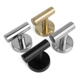 Quatre crochets Rodrigo Chrome modernes de yessential.fr - idéaux comme crochet en acier inoxydable ou crochet à serviette - sont présentés en chrome, laiton, noir mat et nickel brossé sur fond blanc.