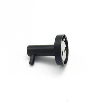 Le Crochet Justo Noir de yessential.fr est un petit crochet avec une serviette cylindrique noire avec une base ronde et un court clip - prêt pour le bain à préparer et représenté avec un fond blanc.