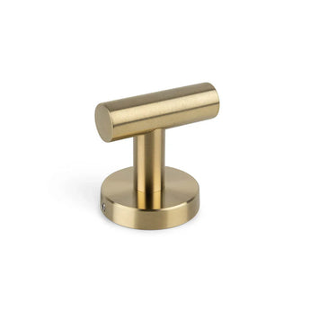L'ensemble de toilettes Nando Gold de yessential.fr comprend un bouton en forme de T en or brossé avec une poignée cylindrique sur une base ronde - idéal pour assortir votre ensemble de toilettes de couleur dorée ou pour améliorer vos accessoires de salle de bain, représenté sur un fond blanc.