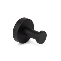 Le crochet noir Kyano de yessential.fr avec une finition noire finale avec une base ronde et une broche cylindrique, idéal pour la salle de bain, représenté sur fond blanc uni.