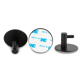Trois crochets muraux ronds noirs Delo Black WC Set (sans perçage) de yessential.fr sont présentés - deux avec crochets vers l'extérieur, un avec tampon adhésif. Ces accessoires de toilettes noirs mats peuvent être fixés sans perçage – parfaits pour tout ensemble d'accessoires de toilettes noirs.