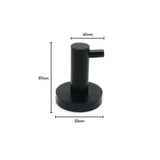 Le Crochet Noir Justo de yessential.fr est un crochet porte-serviettes cylindrique noir en acier inoxydable pour la salle de bain, de 67 mm de haut, 53 mm de large à la base et dépasse de 42 mm. Il comporte un petit clip horizontal en haut pour plus de commodité.
