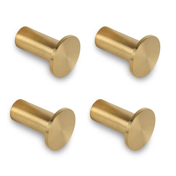 Les 4 crochets Carreno Gold de yessential.fr sont des crochets muraux cylindriques dorés en acier inoxydable avec des extrémités plates et rondes - des crochets à serviettes idéaux pour des accessoires de salle de bain élégants.