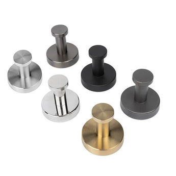 Six crochets Kyano Gunmetal de yessential.fr, réalisés en acier inoxydable avec les finitions de l'argent, du chrome, du or, du noir et les nuances du gris, des sonnets et du blanc. Chacun avec une cheville cylindrique sur un socle rond – idéal comme crochet pour les serviettes de salle de bain.