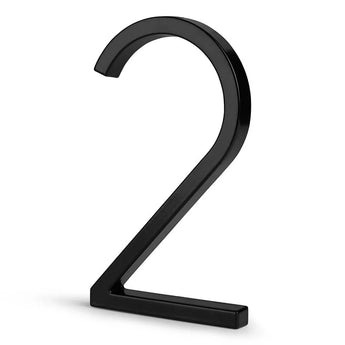 Un numéro 2 3D moderne et noir (Amato Black 12,5 cm par yessential.fr) se tient debout sur un fond blanc avec des coins élégants et arrondis et une finition brillante - idéal pour ceux qui recherchent des numéros de maison noirs modernes.