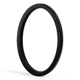 Un élégant sac Amato Black élégant, noir et rond de 12,5 cm de yessential.fr avec une base sur un fond uni. La fin de l'histoire, ce sont les numéros de maisons noires modernes et d'ensembles en métal et en plastique.