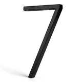 L'Amato Black 15 cm de yessential.fr est un numéro de maison 7 moderne et noir en trois dimensions, debout sur un fond blanc avec une légère ombre sur la gauche.