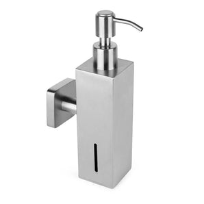 Le Sonego Stainless Steel de yessential.fr est un distributeur de savon mural moderne en acier inoxydable avec un boîtier rectangulaire, un pulvérisateur à pompe sur le dessus et une fenêtre verticale sur le devant pour vérifier facilement le niveau de savon.