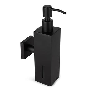 Le Sonego Black de yessential.fr est un distributeur de savon mural moderne en acier inoxydable noir mat avec un boîtier rectangulaire, une pompe supérieure et une petite fenêtre verticale pour vérifier le niveau de savon.