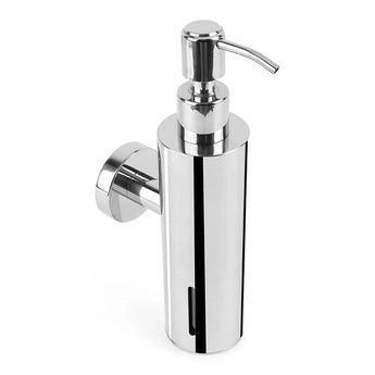 La pompe à savon Alberto Chrome de yessential.fr, avec finition chromée, support mural, pompe et fenêtre de visualisation du niveau de savon, photographiée sur fond blanc.