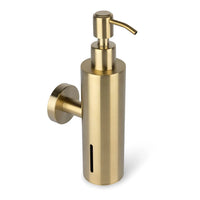 L'Alberto Gold de yessential.fr est un distributeur de savon mural cylindrique en or brossé, doté d'un dessus de pompe et d'une petite fenêtre verticale pour afficher le niveau de savon.