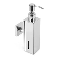Le Sonego Chrome de yessential.fr est un distributeur de savon mural élégant et moderne avec un design rectangulaire, une pompe supérieure et une fenêtre verticale pour afficher le niveau de savon.
