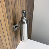 La pompe à savon Alberto Chrome de yessential.fr est fixée au mur au-dessus d'un lavabo blanc et donne à la salle de bain lambrissée un look moderne.