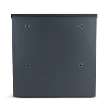 Le panneau de boîte aux lettres Nevio Anthracite de yessential.fr présente un design gris anthracite uni avec quatre indentations circulaires uniformément espacées sur un fond blanc.