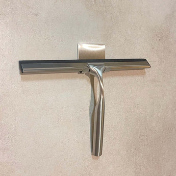 La poignée de douche en acier inoxydable, dotée d'une poignée en acier inoxydable, s'accroche parfaitement au mur à l'aide d'un système de suspension 3M.