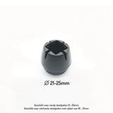 Le Paco Set Ø 21-25mm de yessential.fr est un embout de pied de chaise en plastique noir avec une ouverture en forme de croix, adapté aux pieds ronds de 21-25mm ou aux pieds carrés de 16-21mm pour les chaises avec protection de sol. Sur la photo sur fond blanc avec des informations sur la taille néerlandaise ci-dessous.