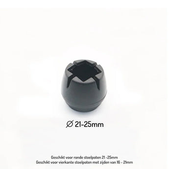 Le Paco Set Ø 21-25mm de yessential.fr est un embout de pied de chaise en plastique noir avec une ouverture en forme de croix, adapté aux pieds ronds de 21-25mm ou aux pieds carrés de 16-21mm pour les chaises avec protection de sol. Sur la photo sur fond blanc avec des informations sur la taille néerlandaise ci-dessous.