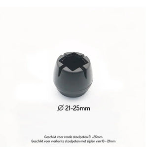 Le Paco Set Ø 21-25mm de yessential.fr est un embout de pied de chaise en plastique noir avec une ouverture en forme de croix, adapté aux pieds ronds de 21-25mm ou aux pieds carrés de 16-21mm pour les chaises avec protection de sol. Sur la photo sur fond blanc avec des informations sur la taille néerlandaise ci-dessous.