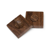 L'ensemble Domaso en noyer de yessential.fr se compose de deux serrures de porte carrées en noyer - l'une avec un bouton visible, l'autre encastrée - s'adaptant parfaitement à votre poignée de porte domaso ou à votre poignée de porte en bois pour un look élégant et uniforme.