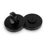Le support WC yessential.fr Rodi Black - un service pour le rond noir avec un tour de rotation et un service pour le WC et une partie inoxydable pour les pièces de la monnaie du tournevis - sont présentés sur un fond blanc.