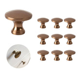 Un ensemble de boutons de porte en bronze d'aspect rond.