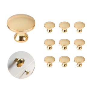 Dix boutons d'armoire Antoni identiques en or mat sont disposés en rangées sur un fond blanc, avec un bouton encastré sur un tiroir blanc.