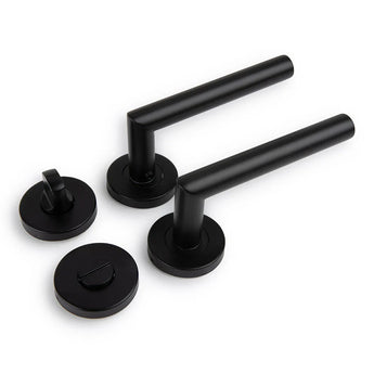 L'ensemble Lucio Black de yessential.fr est composé des deux profils des fonds élégants des bases rondes, d'une série d'assortiments et d'une plaque ronde - le tout d'un design moderne et minimaliste - poster sur fond blanc.