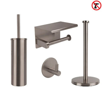 L'ensemble WC Delo Gunmetal (sans perçage) de yessential.fr a une finition en métal brossé et se compose d'un porte-brosse WC, d'un porte-papier toilette avec étagère, d'un crochet simple et d'un support vertical ; sans symbole de perçage dans le coin supérieur droit.