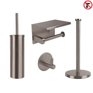 L'ensemble WC Delo Gunmetal (sans perçage) de yessential.fr a une finition en métal brossé et se compose d'un porte-brosse WC, d'un porte-papier toilette avec étagère, d'un crochet simple et d'un support vertical ; sans symbole de perçage dans le coin supérieur droit.